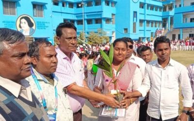 पर्यावरण संदेश के साथ अनूठी विदाई: मुर्गाबेड़िया स्कूल की छात्राओं को गंगामिशन ने दिए पौधे