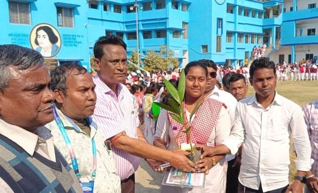 पर्यावरण संदेश के साथ अनूठी विदाई: मुर्गाबेड़िया स्कूल की छात्राओं को गंगामिशन ने दिए पौधे
